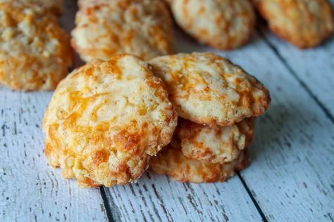 These cheese krispies are like a cheese biscuit but made with Rice Krispies or other crispy rice cereal. Follow my blue ribbon winning recipe to make these delicious treats! Cheese Krispies, Cheddar Biscuits Recipe, Keto Garlic Bread, Garlic Cheddar Biscuits, Party Food Menu, Cheese Biscuit, Garlic Cheddar, Cheddar Biscuits, Crispy Rice