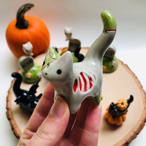 Steampunk Clay Ideas, Halloween Clay Art, Studio Mimmi, Halloween Pottery, Ceramica Ideas, Zombie Cat, Clay Works, Halloween Clay, Clay Sculptures