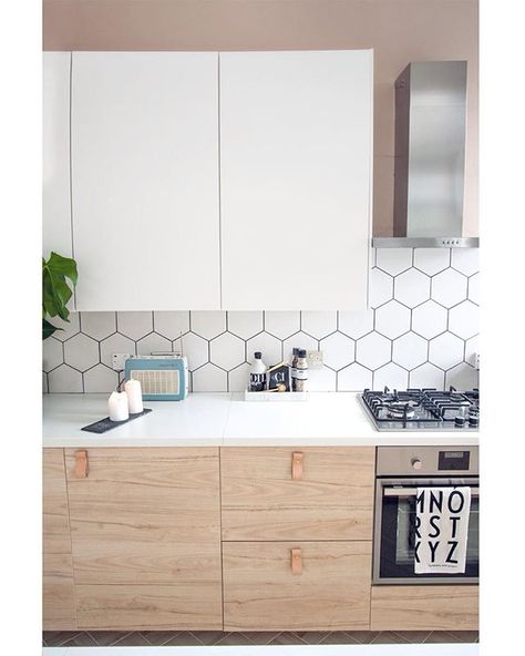 Honeycomb Backsplash, Interior Design Kitchen Contemporary, Brick Backsplash Kitchen, Ideas Cocina, White Kitchen Tiles, Ikea Kitchen Design, Kitchen Backsplash Ideas, Hexagon Tile, Kitchen Details