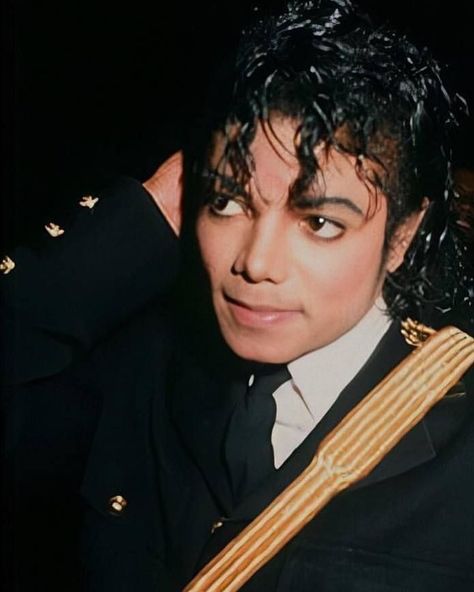 𝐵𝑅𝐼𝑆𝐴🐬 on Instagram: “He is too cute🥺❤️ ! | #MichaelJackson #mjinnocent #mj你我当年 #michaeljacksonfan #michaeljacksonisinnocent #michaeljosephjackson #mj…” Michael Jackson Icons, Michael Jackson Story, Dirty Diana, Michael Jackson Photoshoot, Michael Jackson Bad Era, Try Not To Cry, Apple Head, American Bandstand, Photos Of Michael Jackson