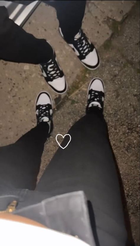 Shoe Couple Pic, Couples Hidden Face Pics Black, Fake Pop Out Pictures Couples, Fake Boyfriend Pictures No Face, Couple Shoes Pictures, Fake Couple Pics, Sneaky Link Pictures, Hbcu Fashion, I Want A Relationship