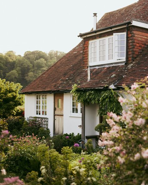 ‘I can't bear doing my own house, and I think most other decorators feel the same way. You’re too close to it to be objective,’ confesses @lucycunninghaminteriors (though this is perhaps a peculiar feeling for someone who has moved 10 times since 2007). Describing her family as ‘move about-y people,’ Lucy and her husband Duncan knew they needed a house that wouldn’t ‘burden them with renovations’ when they decided to move out of Tetbury. Their next place was to be a purely aesthetic endeavour... Hampstead House, English Country House Style, Hampshire House, Summer Interior, English Houses, Beauty House, House Shifting, Riverside House, Victorian Cottage