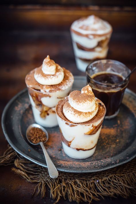 Easy Tiramisu Cups - Sugar et al Tiramisu Easy, Tiramisu Cups, Easy Tiramisu, Mini Dessert Recipes, Cups Ideas, Dessert Shooters, Tiramisu Dessert, Individual Desserts, Tiramisu Recipe