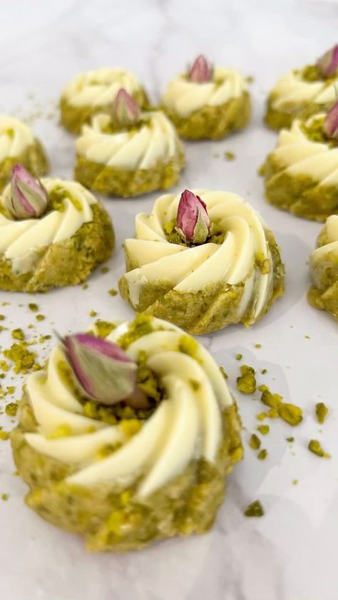 The Elite Gourmandise | Recipe for 15 pieces ⤵️ ✨100 g pistachio (unsalted and roasted) ✨ 60 g Maria cookies ✨ 2-3 tablespoon condensed milk ✨ 150 g white... | Instagram Eid Dessert Recipes, Maria Cookies, Dessert Shooters Recipes, Ramadan Desserts, Cookie Recipes Decorating, Resepi Biskut, Sweet Dishes Recipes, Indian Dessert Recipes, Easy Baking Recipes Desserts