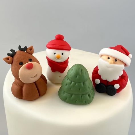 Xmas Cake Decorating, Fondant Christmas Cake, Christmas Toppers, Christmas Figures, Decorate Christmas, Christmas Cake Designs, Christmas Cake Topper, Christmas Topper, Christmas Cake Decorations