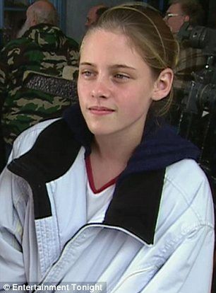 Young Kristen Stewart, Attractive Tips, Kristin Stewart, Porcelain Skin, Kristen Stewart Style, Twilight Film, Everyday Makeup Routine, Sweet Smile, Different Hair