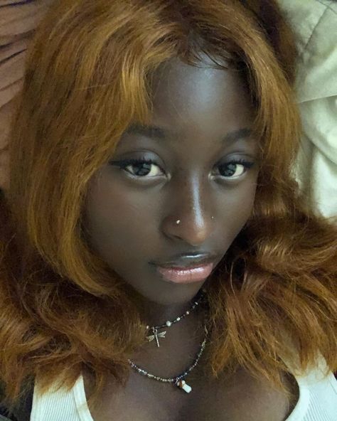 Honey Blonde On Dark Skin, Blonde On Dark Skin, Teen Makeup, Dyed Hair Inspiration, Honey Blonde Hair, Makeup For Teens, Cute Makeup Looks, Dark Skin Women, Honey Blonde