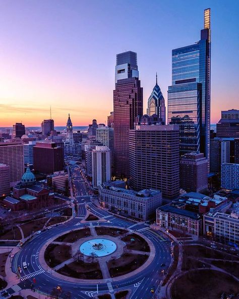 Philadelphia, Pennsylvania, Downtown skyline. City Skyline Wallpaper, Philly Skyline, Philadelphia History, Philadelphia City Hall, Downtown Philadelphia, Philadelphia City, Historic Philadelphia, Visit Philadelphia, Philadelphia Skyline