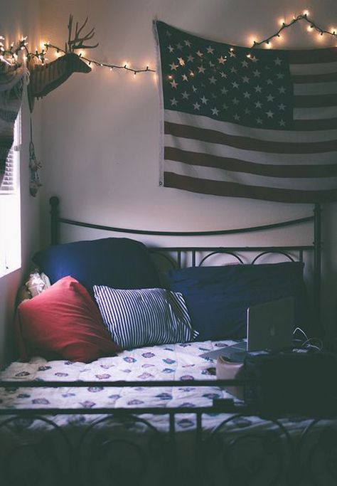 College Dorm Room With American Flag Display American Flag Bedroom, Indie Bedroom Ideas, Indie Room Ideas, Indie Bedroom, Western Bedroom Decor, Western Rooms, Western Bedroom, Dorm Room Designs, Indie Room