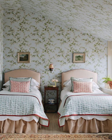 If a delicate spring day could be embodied in a room...a beautiful bedroom covered in top to bottom @colefaxandfowler. ⁠ | Mecox Gardens (@mecoxgardens) on Instagram Colefax Fowler, Colefax And Fowler, Twin Beds, Twin Bedroom, Guest Bedrooms, Twin Bed, Bedroom Inspo, Guest Bedroom, Design Interior