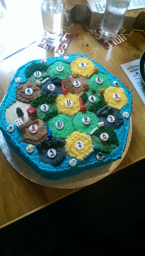 Settlers Of Catan Cake, Settlers Of Catan Cupcakes, Catan Birthday Cake, Catan Birthday Party, Board Game Cake Ideas, Board Game Birthday Party Ideas, Board Game Birthday Cake, D&d Cake, Catan Cupcakes