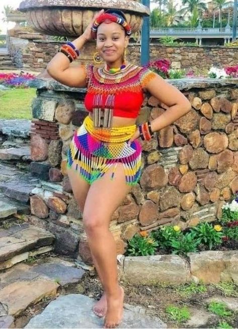 A Zulu maiden in traditional attire in KwaZulu Natal Traditional Attire For Ladies, Zulu Maidens, Zulu Attire, Zulu Bride, Zulu Traditional Attire, Native Outfits, Beautiful Black Queen, Zulu Women, African Royalty