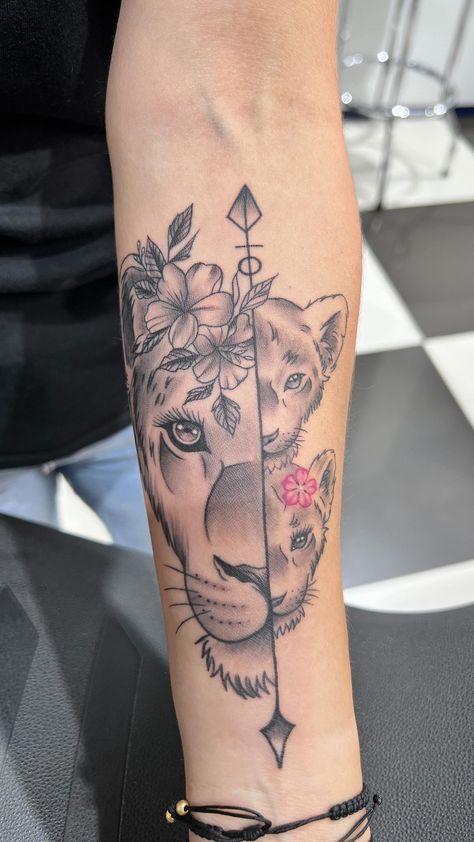 Angelik Biker ❣️ en Instagram: “Fue posible gracias al regalo de cumpleaños de mi familia en medellin @parcha2_medellin, personas que llegaron a mi vida en el momento…” Leo And Cubs Tattoo, Half Lioness Half Woman Tattoo, Lioness Tatoos Woman, Let Them Tattoo Ideas Meaning, Leones Tattoo, Mom Of Two Tattoo, Lace Sleeve Tattoos, Mandela Tattoo, Unique Tattoos For Women