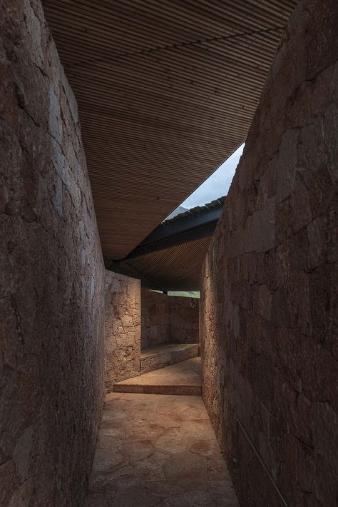 Hill Architecture, Ruins Architecture, Wall Section Detail, Windows Surface, Foyer Entrance, Desert Mountains, Experience Center, Unusual Homes, Memorial Museum