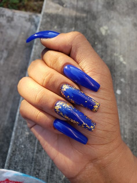 Sparkle Nails Gold, Nails W Gold Flakes, Colbolt Blue Nails, Sgrho Nails, Nails Gold Sparkle, Royal Blue And Gold Nails, Nails W Gold, Acrylic Nails Gold, Gala Nails