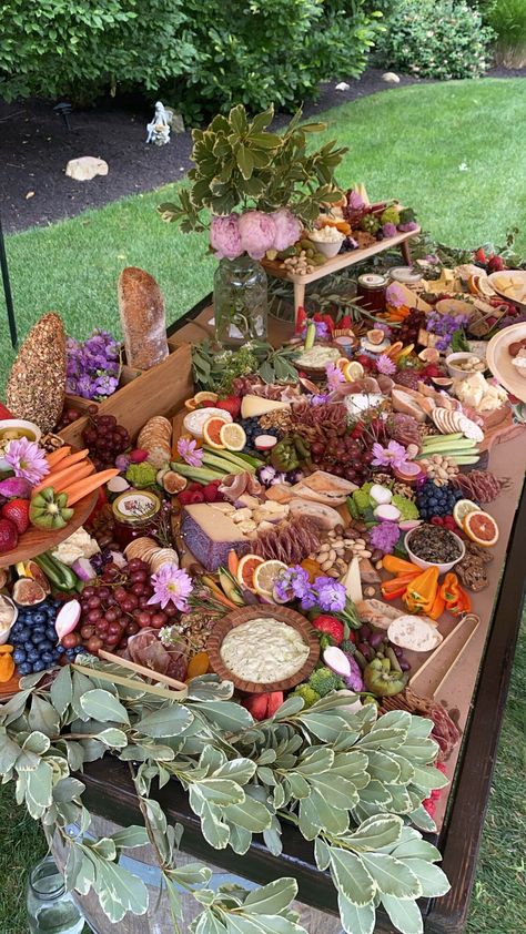 Grazing Food, Diy Wedding Food, Wedding Food Stations, Food For Special Event, Party Food Buffet, Charcuterie Inspiration, Grazing Table, Charcuterie Platter, Charcuterie And Cheese Board