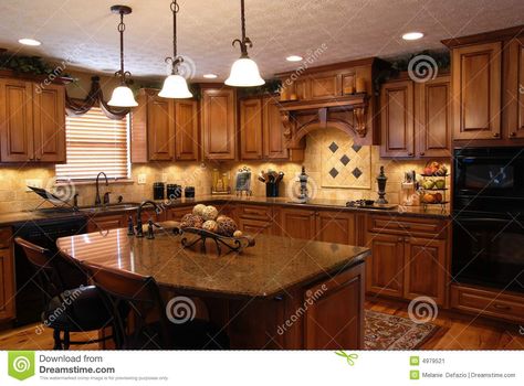 Traditional Kitchen Remodels | beautiful interior of a custom kitchen. Tuscan Kitchen Design, Kitchen Design Styles, Maple Kitchen, Kabinet Dapur, Oak Kitchen Cabinets, Tuscan Kitchen, Classic Kitchen, Tuscan Decorating, Custom Kitchen Cabinets