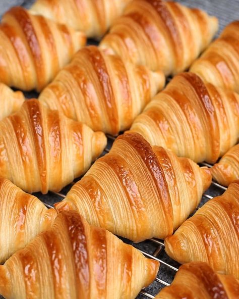 Crossiant Aesthetic, Rich Things, Croissant Aesthetic, French Croissant, Aesthetic Drink, Food Reference, Eclair Recipe, France Aesthetic, Chocolate Croissant