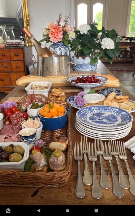 Buffet Table Aesthetic, Buffet Dinner Table Setting, Breakfast Tablescape Ideas, Dinner Spread Table, Serving Table Ideas Buffet, Kitchen Island Food Display Party, Buffet Table Set Up At Home, Home Buffet Set Up Ideas, Dinner Party Buffet Table