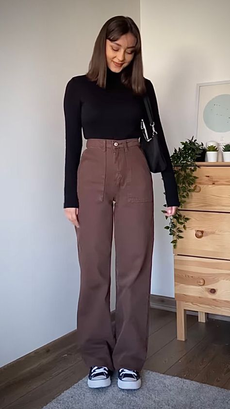 Simple Wide Leg Pants Outfit, Brown Jeans Winter Outfit, Brown Jeans Outfit Ideas, Jeans Cafe Outfit, Brown Jeans Outfit Winter, Casual Cafe Outfit, Outfit Con Pantalon Cafe, Brown Flare Jeans Outfit, Outfits With Brown Jeans