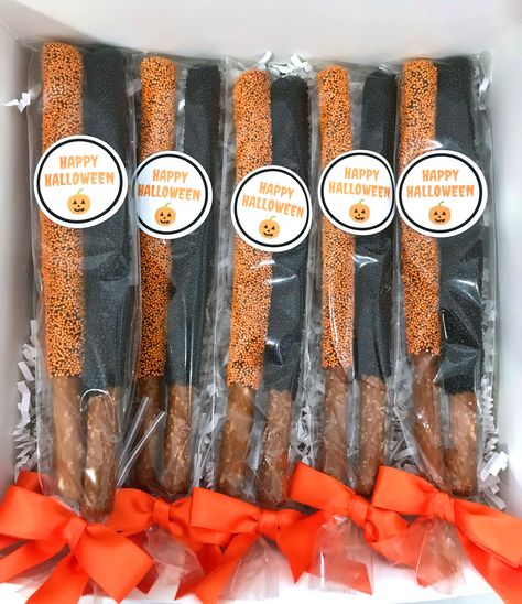 HALLOWEEN DEADLINE TO ORDER: Oct. 18th ... to allow for fresh baking and then shipping. Orders ship week of Oct. 21st. Need before Halloween? Place your order in advance using our shipping calendar at checkout. Email us with any questions. 1 Order = 1 Dozen Pretzel Rods (6 Orange & 6 Black) Spooky Halloween pretzel rods are dipped in delicious chocolate and topped with orange and black sprinkles. These are the perfect sweet and salty treats to celebrate Halloween. Each order is beautifully packa Fall Pretzel Rods, Halloween Pretzel Rods, Halloween Chocolate Treats, Halloween Pretzels Rods, Pretzel Ideas, Chocolate Covered Pretzels Halloween, Chocolate Covered Pretzel Sticks, Halloween Dessert Table, Covered Pretzel Rods