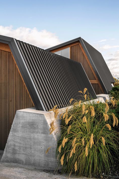 Outdoor, Shrubs, and Retaining Fences, Wall The retaining wall anchors the standing-seam steel roof. Photo 3 of 9 in This Bunker-Like Home in New Zealand Fights Back Against Howling Winds Off Lake Wanaka Outdoor Shrubs, Easy Fence, Standing Seam Roof, Modern Outdoor Spaces, Lake Wanaka, Steel Roof, Cottage Cabin, Standing Seam, Roof Structure