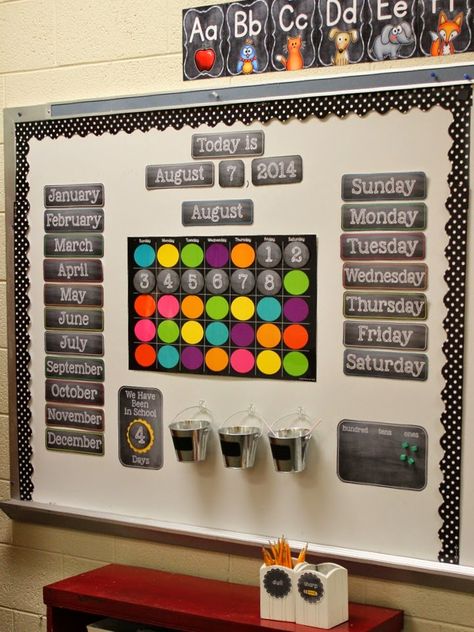 School Is a Happy Place: A Peek Inside My Class and Two Freebies for Yours Classroom Bulletin Board, Calendar Math, Classroom Layout, Classroom Calendar, Classroom Organisation, Preschool Class, First Grade Classroom, First Grade Teachers, New Classroom