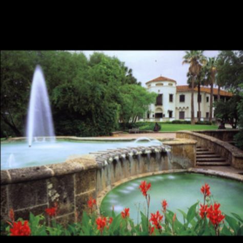 McNay Art museum in San Antonio Senior Pictures Places, Quince Invites, Mcnay Art Museum, San Antonio Wedding Venues, Rustic Color Palettes, Belly Dancing Classes, Small Weddings, Vernacular Architecture, Ceremony Seating