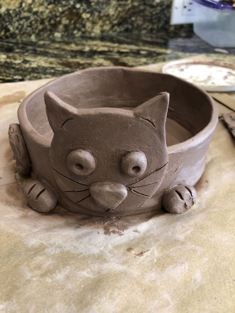 Clay Projects For Kids, Clay Cat, Ceramics Pottery Bowls, Diy Pottery Painting, Kids Clay, Beginner Pottery, Sculpture Art Clay, Cerámica Ideas, Kids Pottery