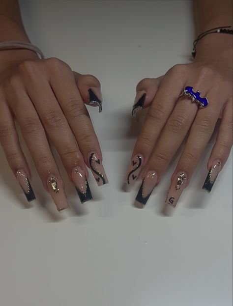 Gold And Black Prom Nails, Black And Gold Quince Nails, Black And Gold Quince, Black And Gold Acrylics, Black Prom Nails, Quince Hair, Sweet 16 Nails, Ball Nails, Quince Nails