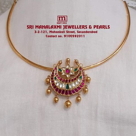 Light Weight Pendants Gold, Kanti Jewellery Designs, Kundan Kante Necklace, Gold Kanti Designs, Light Weight Kanti Necklace, Kanthi Necklace Gold, Small Gold Jewelry Simple Necklace, Gold Kante Designs, Light Weight Necklace Gold