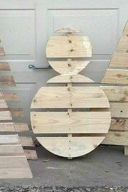 how to make a wood pallet snowman, christmas decorations, how to, pallet, seasonal holiday decor, woodworking projects Pallet Snowman, Jul Diy, Pallet Christmas, Snowman Christmas Decorations, Easy Wood, Bench Plans, Pallet Crafts, Christmas Wood Crafts, Diy Holz