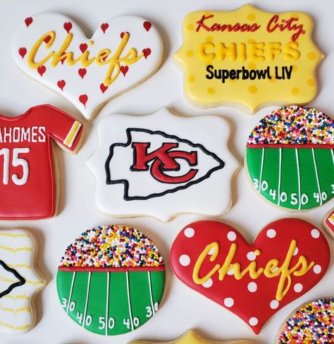 Chiefs Cookies Royal Icing, Kc Chiefs Sugar Cookies, Kc Chiefs Cookies Decorated, Chiefs Party Food, Taylor Swift Chiefs Cookies, Kansas City Chiefs Cookies Decorated, Kansas City Chiefs Sugar Cookies, Kansas City Chiefs Cupcakes, Kansas City Chiefs Cookies