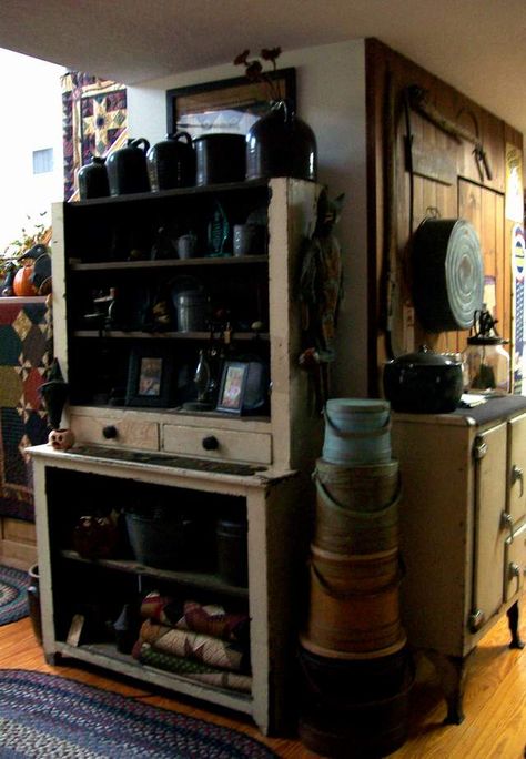 Pantry display from Primitive Peices Pantry Display, Primitive Lifestyle, Tall Cupboard, Primitive Home Decorating, Colonial Decorating, Primitive Cabinets, Primitive House, Pantry Boxes, Primitive Quilts