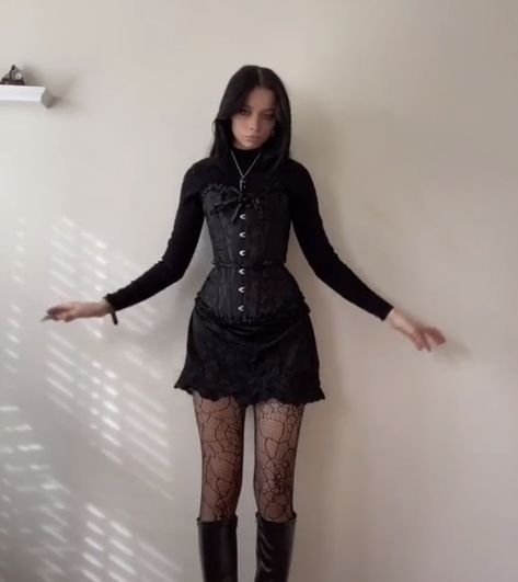 Tim Burton Aesthetic Clothes, Tim Burton Outfit Ideas Aesthetic, Tim Burton Style Outfits, Outfit Ideas Aesthetic Grunge, Corset Winter Outfit, Tim Burton Outfits, Tim Burton Aesthetic Outfit, Tim Burton Outfit Ideas, Tim Burton Inspired Outfits