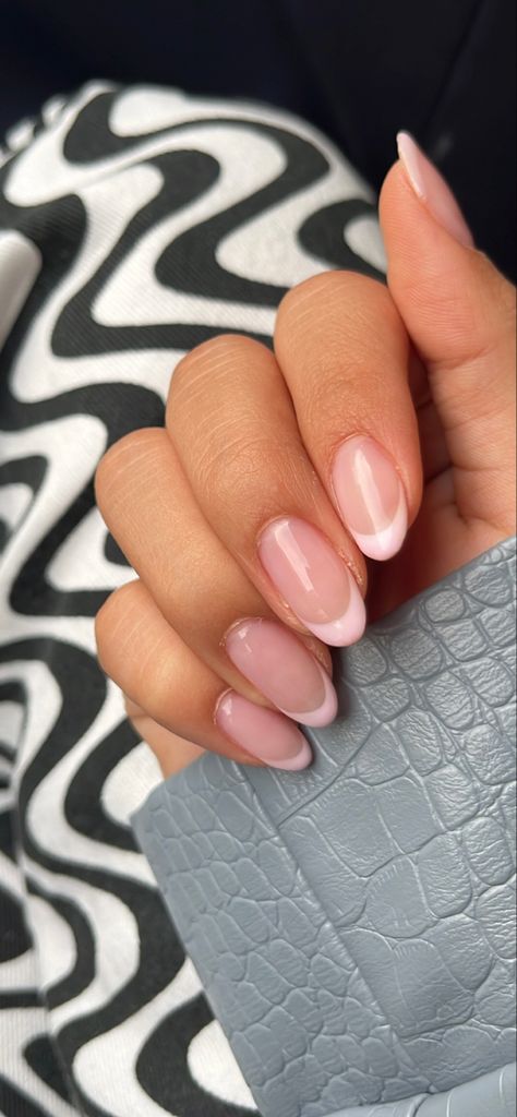 Pink Gel Nails French Tip, Light Pink French Manicure Nails, Oval Nails With Pink Tips, Cute Nails Acrylic Light Pink, Soft Pink French Manicure, Mail Inspo Oval, Pastel Pink French Tip Nails Short, Small Oval French Nails, Pale French Tip Nails