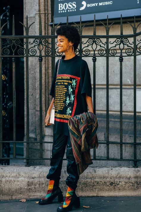 The Street Style at London Fashion Week Is So Good, It'll Inspire You For Months to Come Oversized Sweater Outfit Fall, Sweater Outfit Women, Dapper Fashion, Spain Style, Street Vibes, Wardrobe Change, Oversize Outfit, Afro Fashion, Fashion Vibes