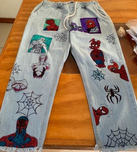 Spiderman Senior Jeans, Spiderman Painted Jeans, Spiderman Jeans Diy, Diy Paint Clothes, Spider Man Jeans, Spider Man Pants, Spider Man Outfits Ideas, Spiderman Pants, Spiderman Jeans