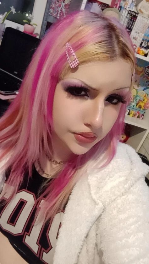 Pink Mcbling Makeup, Y2k Mcbling Makeup, Trashy Mcbling Makeup, Mc Bling Makeup, Trashy Y2k Makeup, Mcbling Makeup, Mcbling Pfp, Mcbling Style, 2000s Makeup Looks