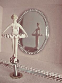 https://pin.it/51s1Dejo2 Ballerina Tattoo, Ballerina Box, Ballerina Musical Jewelry Box, Music Box Ballerina, Ballerina Jewelry Box, Flowers In The Attic, Vintage Ballerina, Behind Blue Eyes, Music Box Vintage