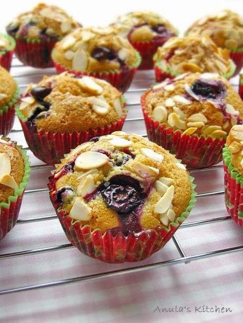 Anula's Kitchen: Blackcurrant muffins... The Hummingbird Bakery Black Currant Recipes, Wheaten Bread, Currant Recipes, Home Made Bread, Hummingbird Bakery, Lemon Bread, Ginger Cake, Summer Fresh, Gluten Free Muffins