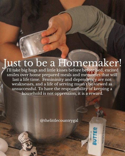 Black Homemaker Aesthetic, Homemaker Aesthetic Clothing, Vintage Homemaker Aesthetic, Traditional Wife Quotes, Traditional Homemaker Aesthetic, Christian Homemaking Aesthetic, Christian Homesteading, Traditional Womanhood, Traditional Wife Aesthetic