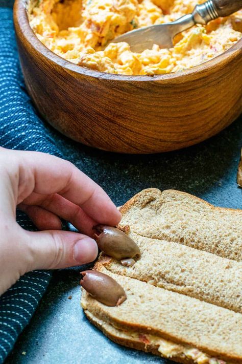 Creepy Finger Sandwiches are a perfect Halloween snack! #HalloweenRecipe #PartyFood #HalloweenSandwiches #EasyRecipe #HalloweenFingerFood #HalloweenPartyFood #HalloweenThemedAppetizer #EasyHalloweenFood #HalloweenFoodIdeas Halloween Themed Appetizers, Halloween Sandwiches, Halloween Finger, Halloween Finger Foods, Halloween Appetizers Easy, Halloween Snack, Easy Halloween Food, Halloween Food Treats, Making Homemade Pizza