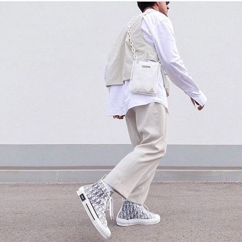 IOR B23 Summer Practice  #dior  #diorbykimjones  #edmondsneaker Dior Sneakers Outfit, Dior Converse, Minimalism Outfit, White Outfit For Men, White Sneakers Outfit, Dior Clothing, Sneakers Outfit Men, Dior Sneakers, Hoodie Streetwear