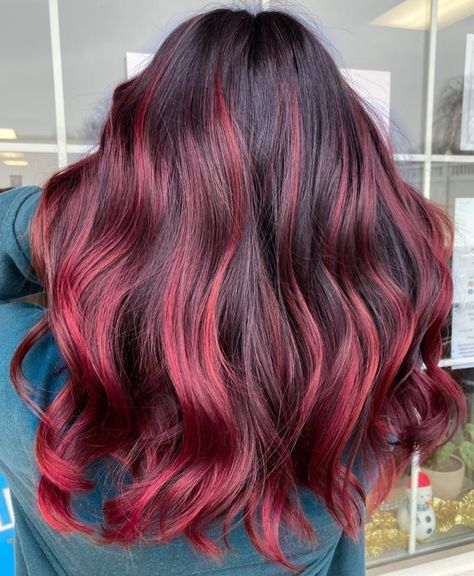 Metallic Burgundy and Pink Highlights Pinkish Brown Hair, Brunette Copper, Ruby Red Hair, Light Red Hair, Light Auburn Hair, Red Hair Color Ideas, Red Hair Looks, Hair Cut Guide, Shades Of Red Hair