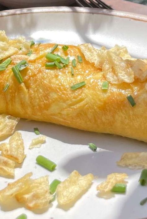 Here's exactly how to make the infamous potato chip omelet from "The Bear." Perfect for any summer breakfast or brunch! Potato Chip Omelet, Best Omelette, Omelets Recipe, Frozen Potatoes, How To Make Potatoes, Boursin Cheese, Summer Breakfast, Berry Dessert, Cracked Egg