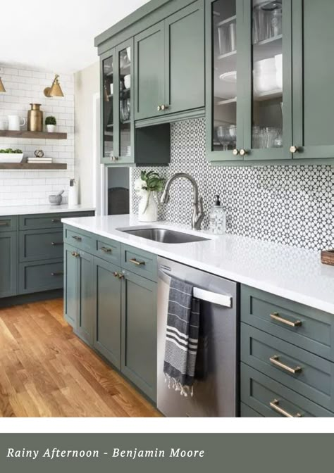 Green Kitchen Designs, Green Kitchen Cabinets, Green Cabinets, Kitchen Farmhouse, White Countertops, Kitchen Cabinet Colors, Kitchen Inspiration Design, Kitchen Redo, Green Kitchen