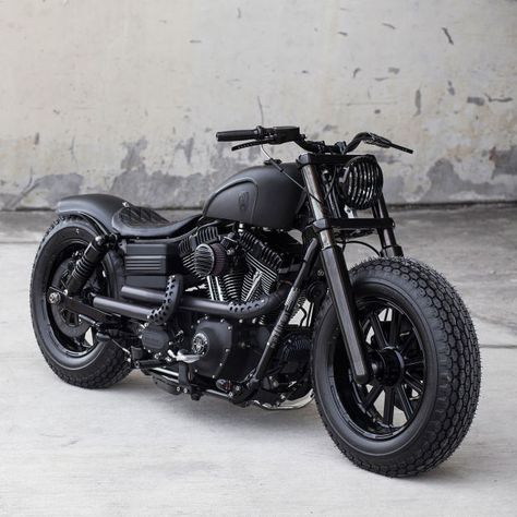 Blacker than black: a custom Harley Dyna Fat Bob from Rough Crafts. Hd 883 Iron, Motocykle Harley Davidson, Motor Harley Davidson, Sepeda Retro, Мотоциклы Harley Davidson, Motos Harley, Image Moto, Мотоциклы Cafe Racers, Classic Harley Davidson