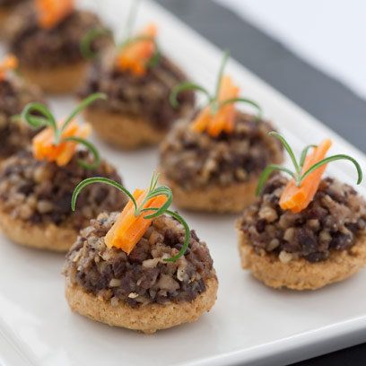 Haggis on oatcake canapés Burns Night Recipes, Burns Dinner, Burns Supper, Great British Food, Scottish Dishes, Canapes Recipes, Scottish Recipes, Burns Night, Oat Cakes