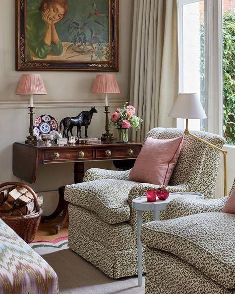 Jessica Buckley Interiors (@jessicabuckleyinteriors) • Instagram photos and videos Jessica Buckley, British Interior Design, Fresh Living Room, Drawing Room Design, English Decor, Room Color, Design Del Prodotto, West London, Eclectic Home